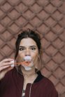 Überraschte Frau pustet Blasen — Stockfoto
