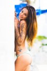 Mulher loira de topless na praia — Fotografia de Stock