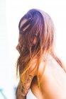 Donna con i capelli lunghi in bikini — Foto stock