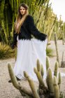 Jeune belle femme en cactus — Photo de stock