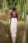 Жінка позує в кактусах — стокове фото