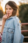 Junge Frau posiert in Jeansjacke — Stockfoto