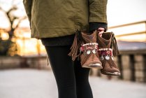 Жінка тримає традиційне взуття — стокове фото