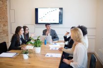 Brainstorming junger Kollegen bei Treffen in modernem Büro — Stockfoto