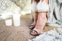 Frau trägt hochhackige Schuhe — Stockfoto