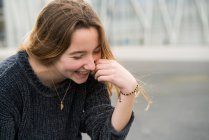 Glücklich lachendes junges Mädchen — Stockfoto