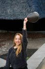 Donna con palloncino nero — Foto stock