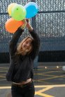 Giovane donna con palloncini — Foto stock