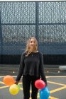 Mulher com cachos de balões — Fotografia de Stock
