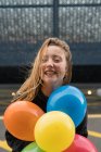 Frau mit Luftballons Bündel — Stockfoto