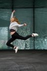 Mujer saltando alegre - foto de stock