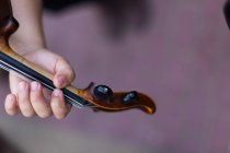 Close-up vista jovem com violino — Fotografia de Stock