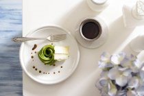 Antipasto di avocado con formaggio su piatto bianco — Foto stock