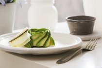 Закуска из авокадо с сыром на белом блюде — стоковое фото