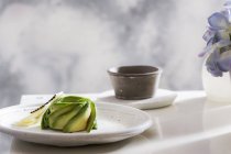 Закуска из авокадо с сыром на белом блюде — стоковое фото