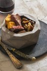 Filetto di bistecca con funghi e patatine fritte in ciotola di pietra — Foto stock