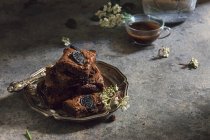 Mucchio di brownie su piastra metallica — Foto stock