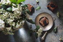 Piastra in metallo con barra brownie — Foto stock