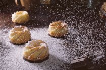 Glaçage au sucre sur des pâtisseries savoureuses — Photo de stock