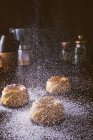 Glaçage au sucre sur des pâtisseries savoureuses — Photo de stock