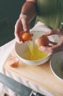 Mulher separando gema de ovo — Fotografia de Stock