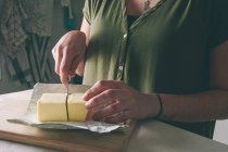 Mujer cortar mantequilla - foto de stock
