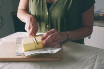Mulher cortando manteiga — Fotografia de Stock