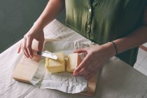 Mulher cortando manteiga — Fotografia de Stock