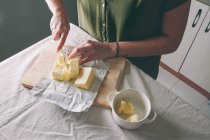 Mujer cortar mantequilla - foto de stock
