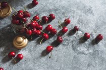Вишневі ягоди на кам'яному столі — стокове фото