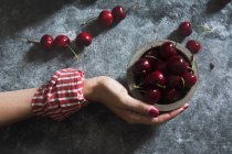 Вишневі ягоди на кам'яному столі — стокове фото