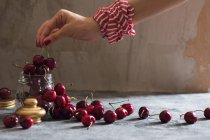 Bacche di ciliegia sul tavolo di pietra — Foto stock