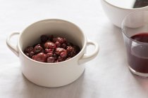 Керамічна миска з ягодами — стокове фото