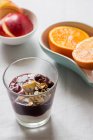 Tavolo da colazione con yogurt e arance con mele — Foto stock