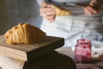 Croissant sobre tabla de madera - foto de stock