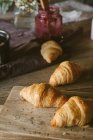 Croissants auf Holzbrett — Stockfoto