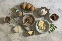 Délicieux ingrédients de cuisson dans des bols sur une table en pierre — Photo de stock