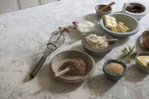 Arrangement des ingrédients sucrés disposés sur la table en pierre — Photo de stock