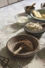 Natura morta di cioccolato biscotti ingredienti in ciotola — Foto stock
