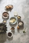 Arrangement des ingrédients de cuisson sur table en pierre — Photo de stock