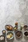 Чаши с выпечкой ингредиентов на каменном столе — стоковое фото