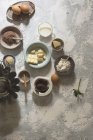 Arrangement des bols avec des ingrédients de cuisson sur la table en pierre — Photo de stock