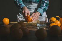 Mano de mujer pelando mandarina dulce madura - foto de stock