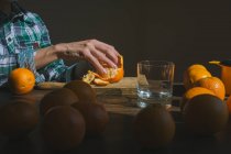 Жінка рука пілінг стиглий солодкий мандарин — стокове фото