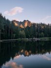 Darsena sul lago in montagna — Foto stock