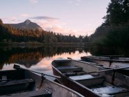 Poche barche sulla riva del lago — Foto stock