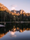 Superficie del espejo del lago en las montañas - foto de stock