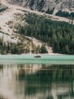 Люди на лодке, плавающие в озере — стоковое фото