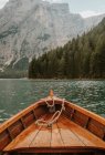 Cortar barco de madeira no lago — Fotografia de Stock