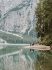 Група людей на озері в горах — стокове фото